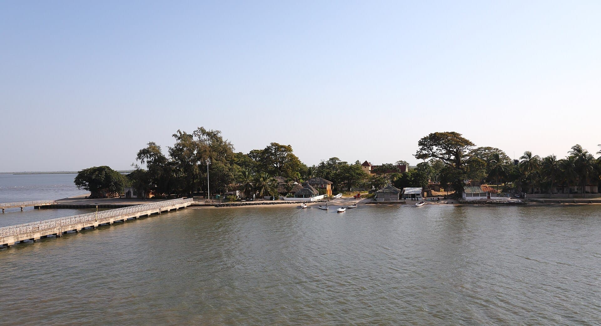L'île de Carabane vue depuis le fleuve, avec son appontement et sa plage