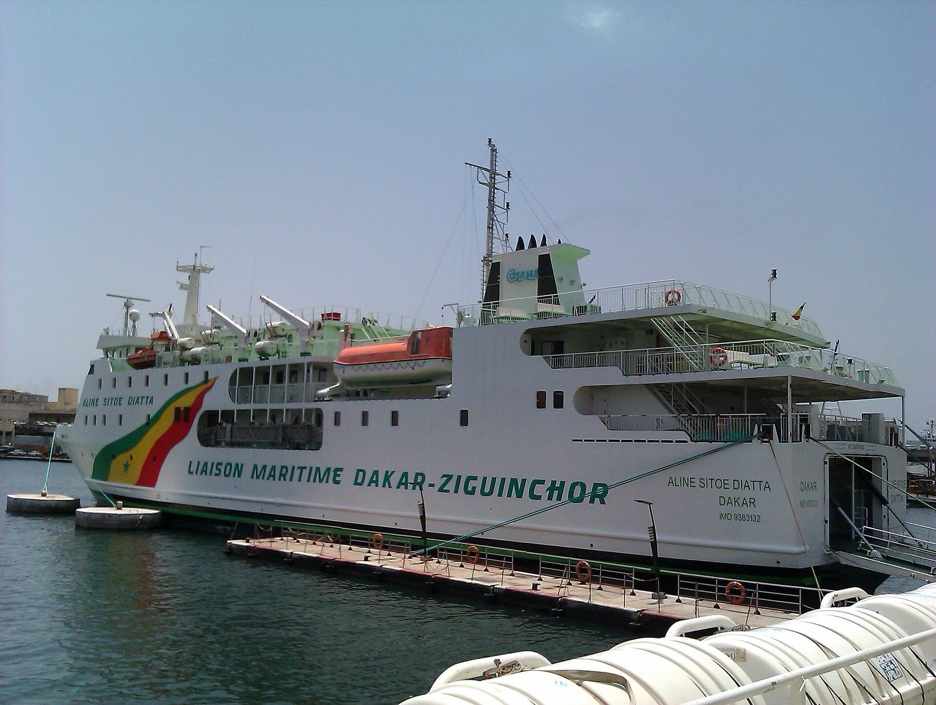 L'Aline Sitoé Diatta à quai à Dakar, coque portant « Liaison maritime Dakar-Ziguinchor »